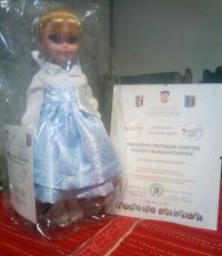 • Председа Світовой рады Русинів Штефан Лявинець і ведучый Дружства Руснак Мійомир Шайтош, окрем іншого, подаровали панї презідентцї Хорватій попку в русиньскім народнім крою.